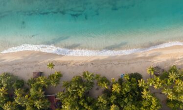 Plages des Iles Grenadines avec la mer turquoise.