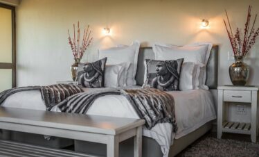 chambre confortable avec grand lit décorée