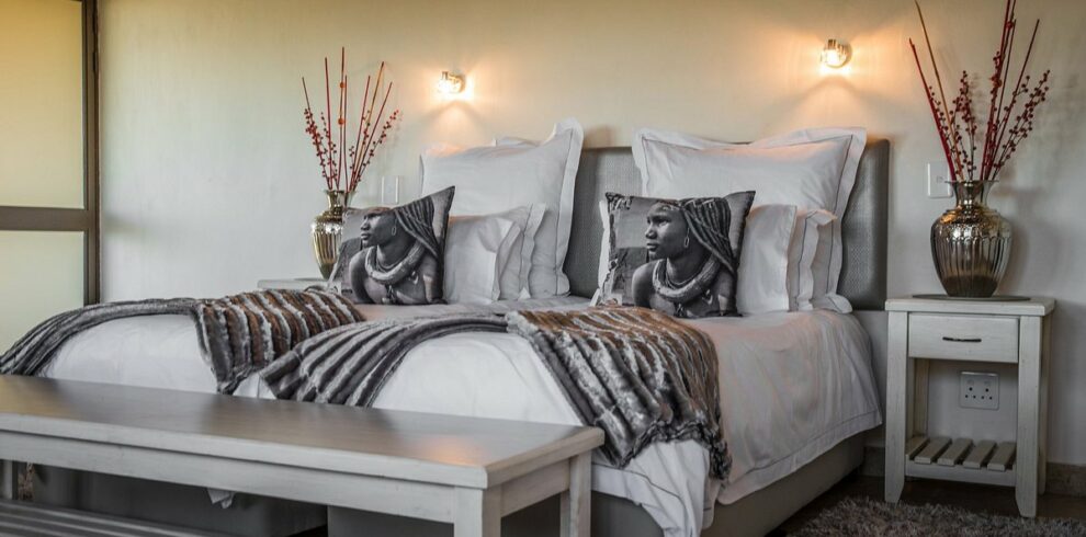 chambre confortable avec grand lit décorée