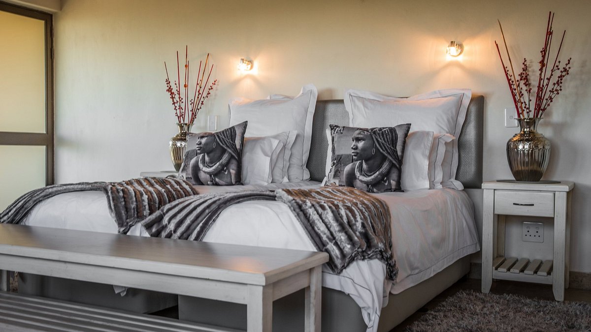 chambre confortable avec grand lit décorée