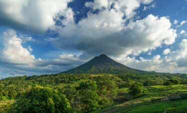Magnifiques paysages du Costa Rica ponctué de montagnes verdoyantes.