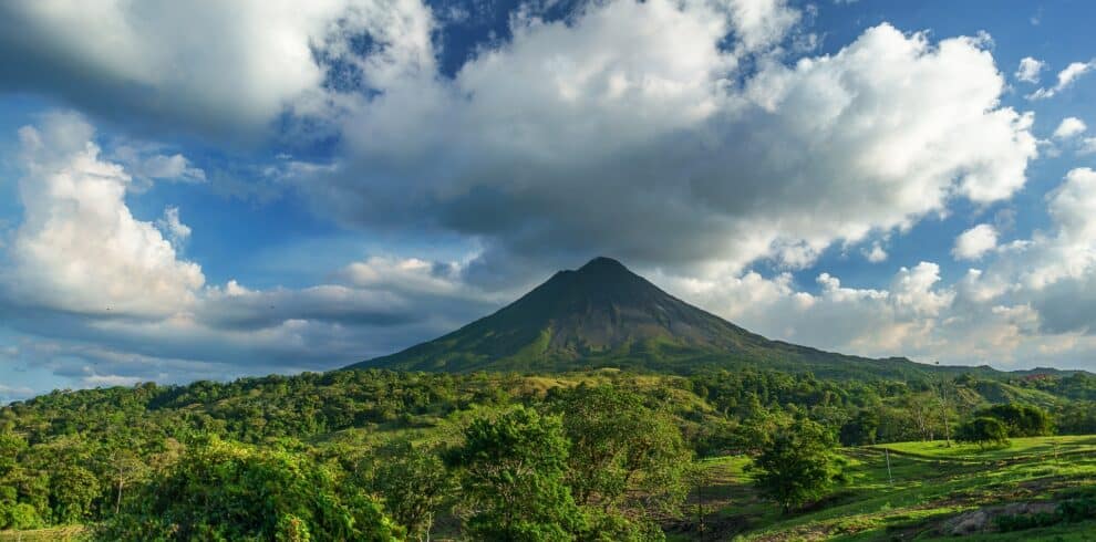 Magnifiques paysages du Costa Rica ponctué de montagnes verdoyantes.