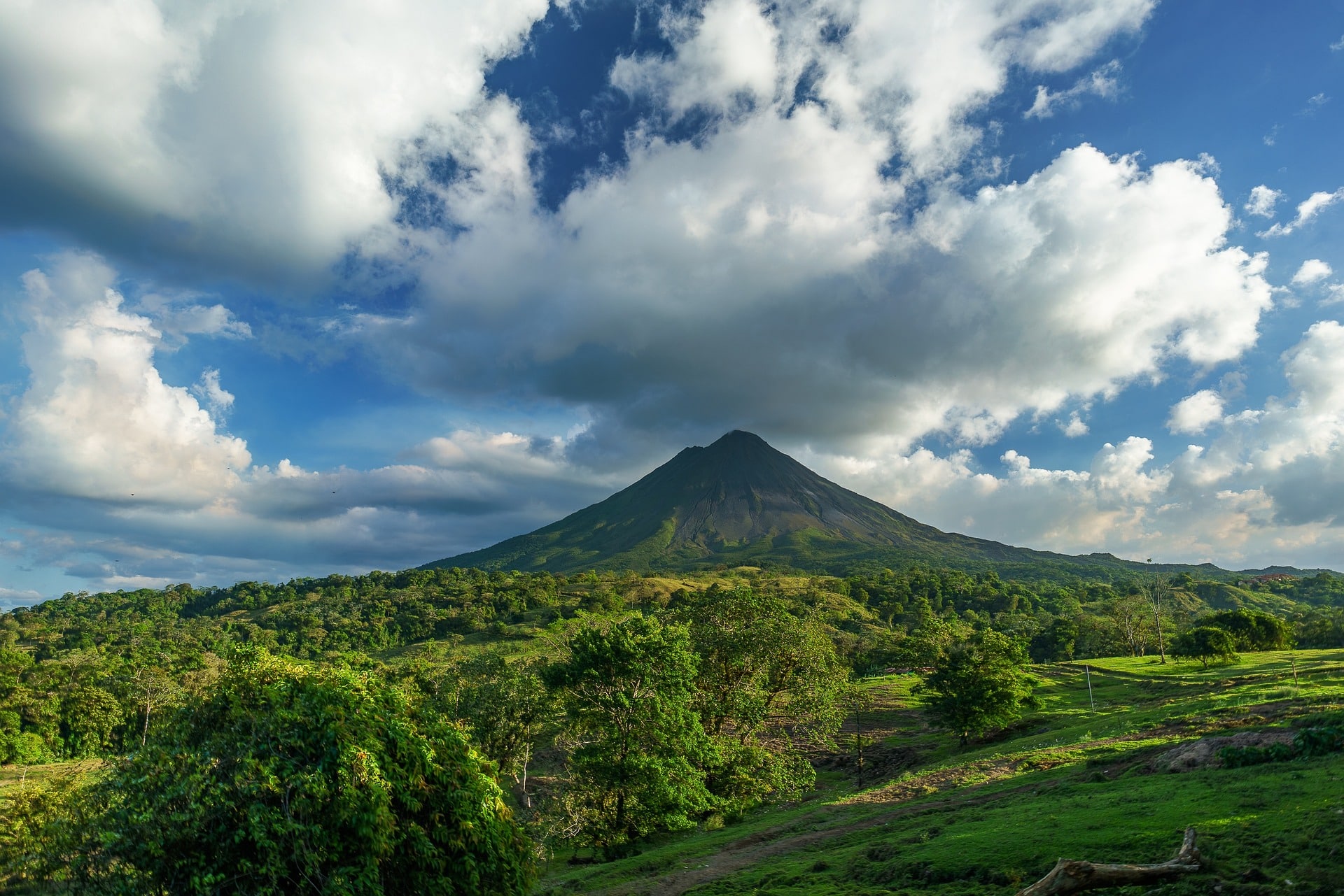 Magnifiques paysages du Costa Rica ponctué de montagnes verdoyantes.
