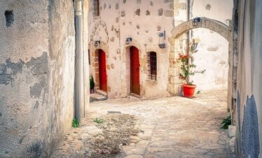 Magnifique vue sur une ruelle étroite typique de la Crète
