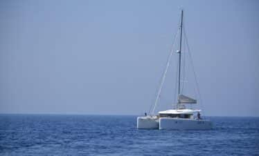 Catamaran voguant sur la mer en Corse