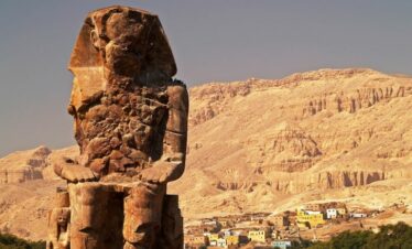 Spectaculaire photo d'une statue géante dans la pyramide de Gizeh