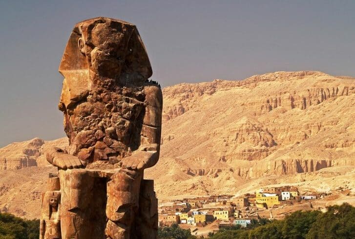 Spectaculaire photo d'une statue géante dans la pyramide de Gizeh