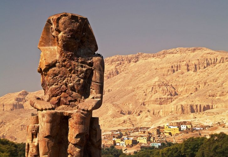Spectaculaire photo d'une statue géante dans la pyramide de Gizeh