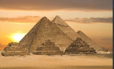 Majestueux pyramides, emblèmes d'Egypte