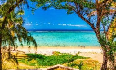 Paysage paradisiaque de l'île de la Réunion. Plage magnifique, eau turquoise.