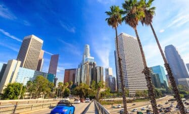 Vue sur le paysage californiern : grattes cisl côtoyant les cocotiers
