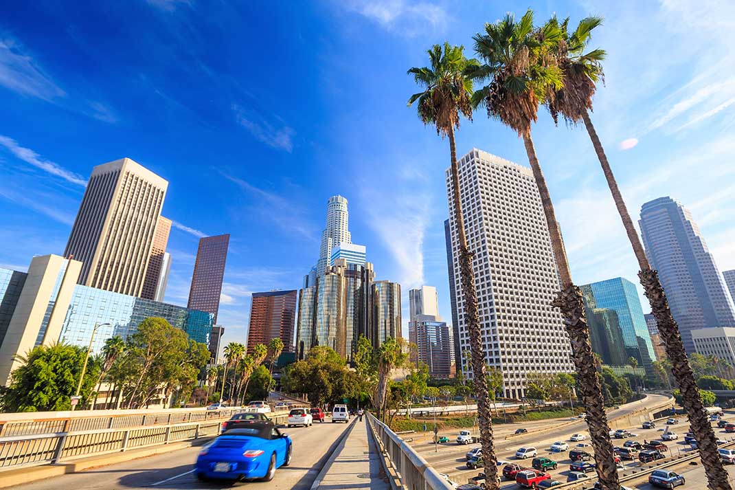 Vue sur le paysage californiern : grattes cisl côtoyant les cocotiers