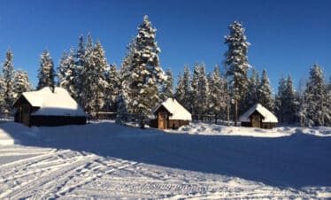 Merveilleux paysages enneigés ponctués de chalets nordiques.
