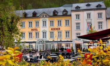 Vue sur la belle façade de l'hôtel avec son architecture typique ponctuées de jolies fenêtres