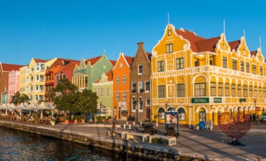La ville de Curaçao et ses magnifiques bâtiments à l'architecture typique et colorée