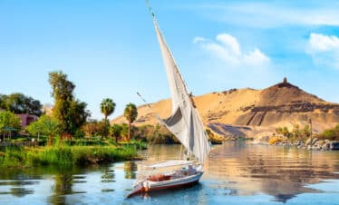 Vue extraordinaire sur un bateau traditionnel flottant sur l'eau en Egypte
