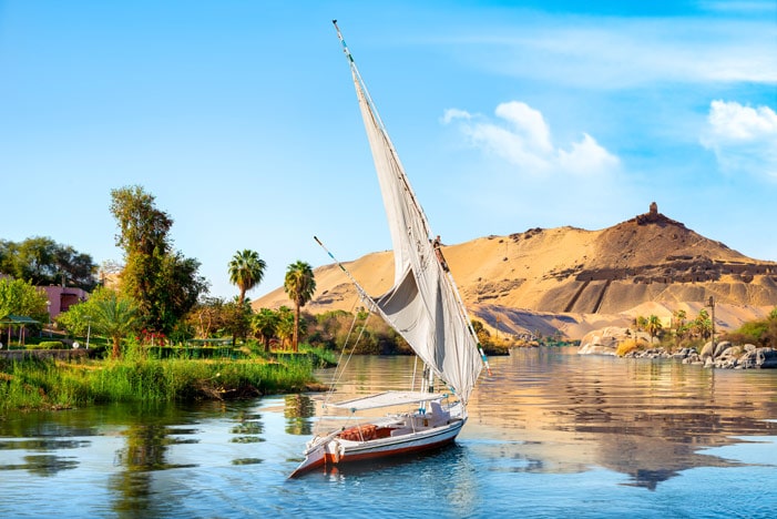 Vue extraordinaire sur un bateau traditionnel flottant sur l'eau en Egypte