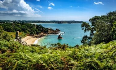 Magnifique vue sur une plage de Jersey, crique et mer turquoise