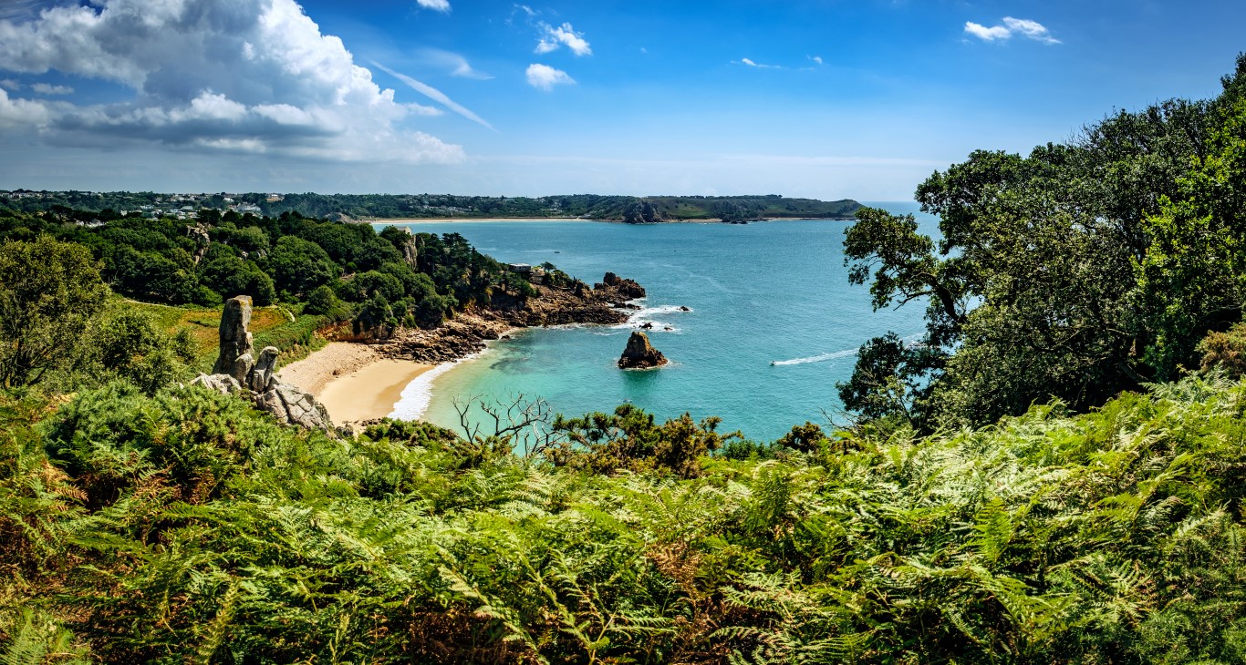 Magnifique vue sur une plage de Jersey, crique et mer turquoise