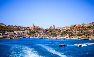 Vue sur la mer d'un bleu azur bordé par une magnifique ville côtière