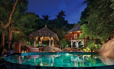 Vue sur l'hôtel paradisiaque des Seychelles de nuit.