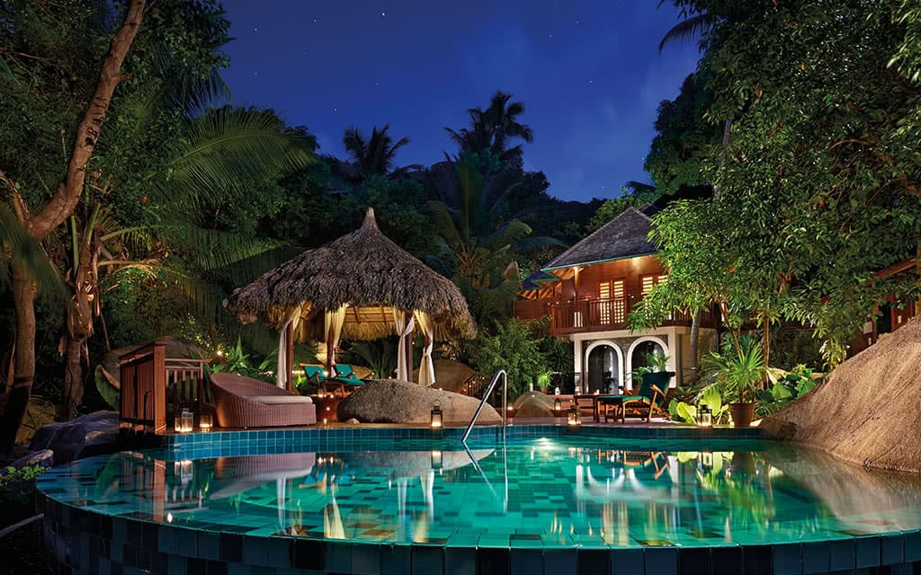 Vue sur l'hôtel paradisiaque des Seychelles de nuit.