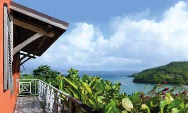 Vue panoramique donnant sur la mer depuis le balcon de l'hôtel