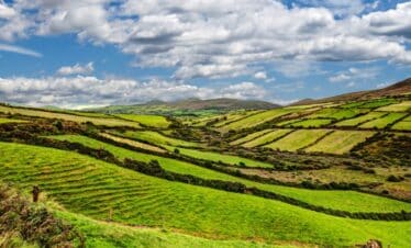 Paysages verdoyants époustouflants d'Irlande ponctués de montagnes et de vallées