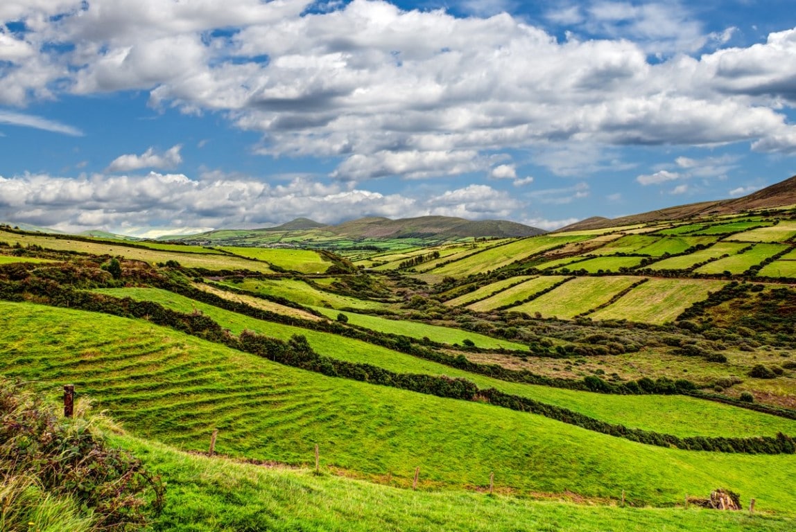Paysages verdoyants époustouflants d'Irlande ponctués de montagnes et de vallées