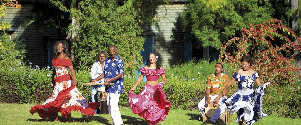 Danseurs folkloriques de la Réunion en pleine performance et en habits traditionnels