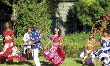 Danseurs folkloriques de la Réunion en pleine performance et en habits traditionnels