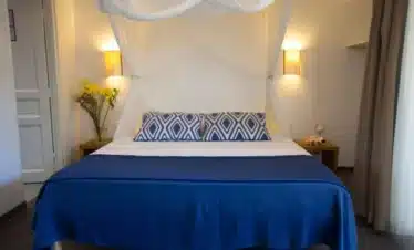 Magifique chambre avec lit king size décoré avec soin, calme et apaisante.