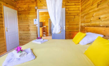 Vue sur une des chambres de l'hôtel décorée avec soin et alliant calme et élégance.