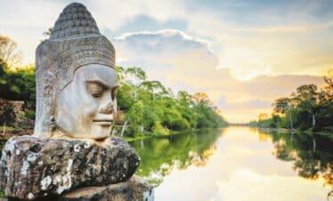 magnifique photo d'une statue avec au fond un lac