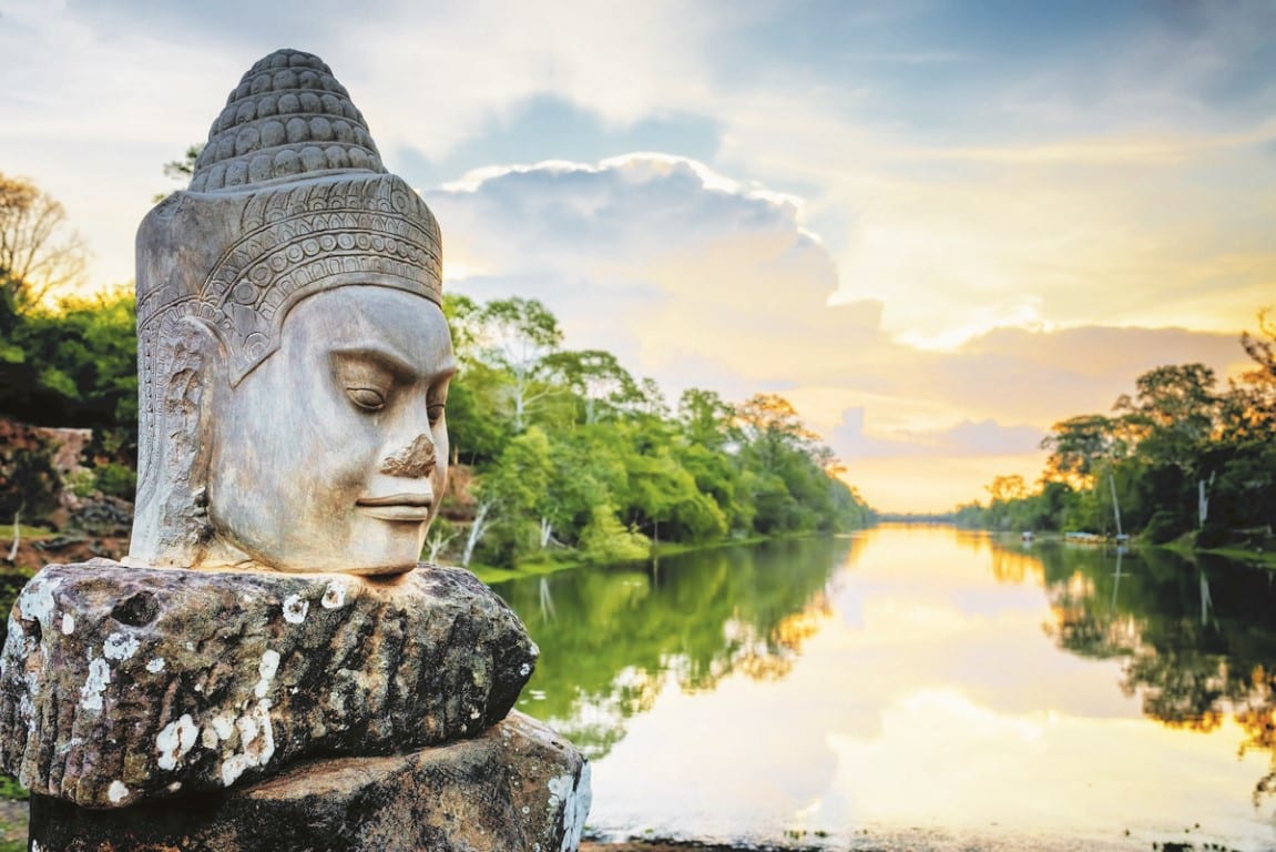 magnifique photo d'une statue avec au fond un lac
