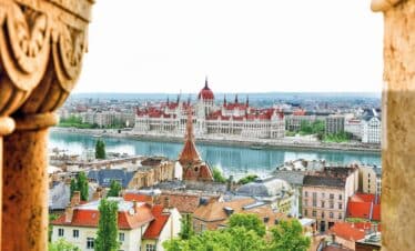 Vue sur la ville de Budapeste avec ses toîts rouges, traversée par le le Danube.