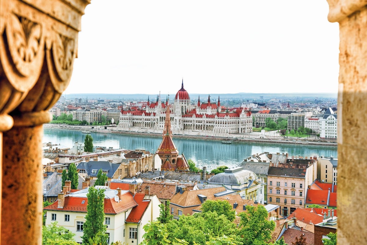 Vue sur la ville de Budapeste avec ses toîts rouges, traversée par le le Danube.