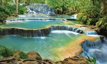 paysage unique de ruissellement d'eau se jetant dans la vallée
