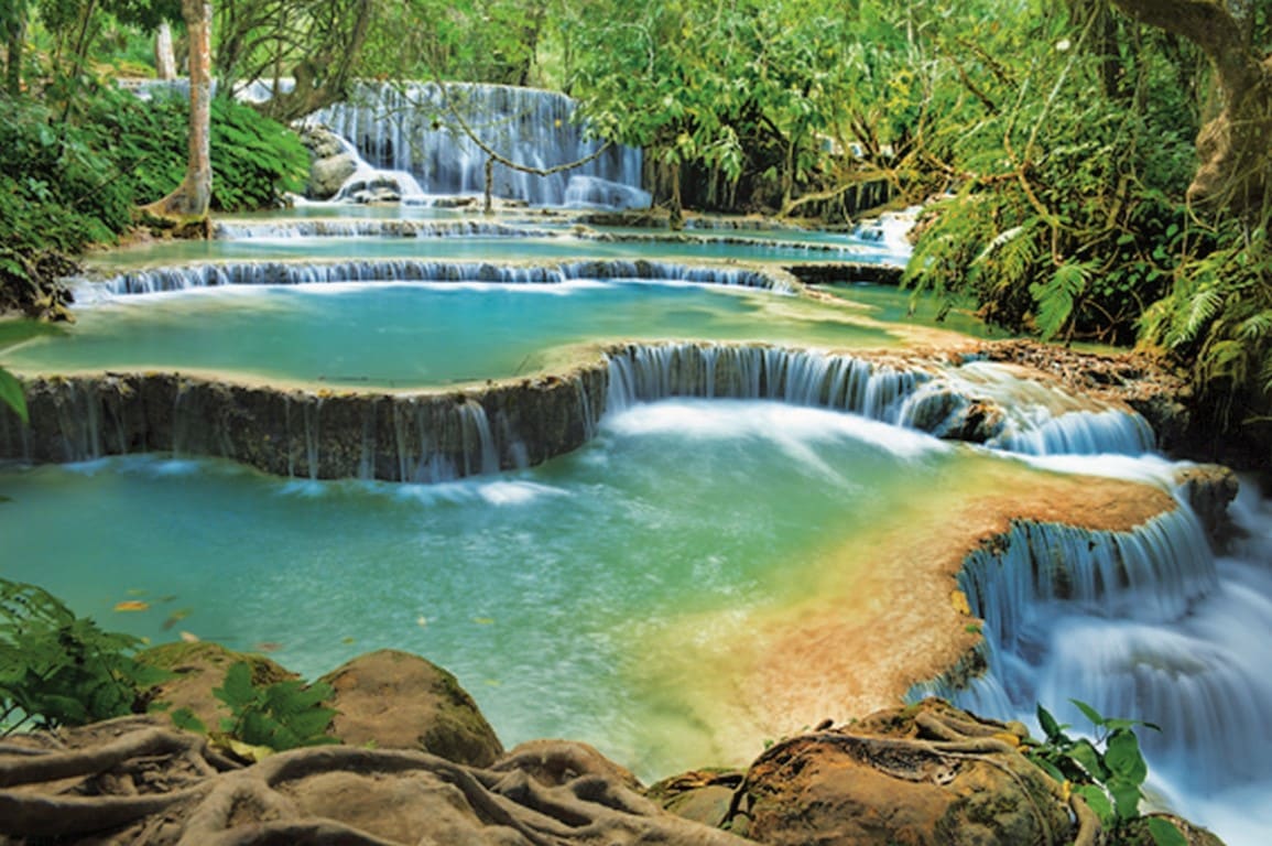 paysage unique de ruissellement d'eau se jetant dans la vallée