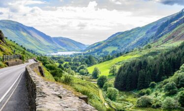Paysage typique des Pays de Galles ponctué de montagnes verdoyants et de vallées