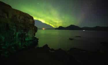 magnifique aurore boréale aux reflets verts