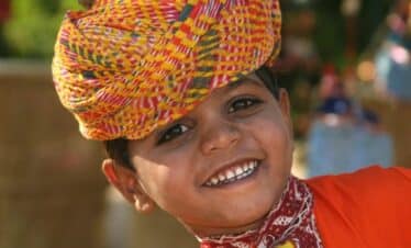 Petit indien tout sourire coiffé avec un joli turban