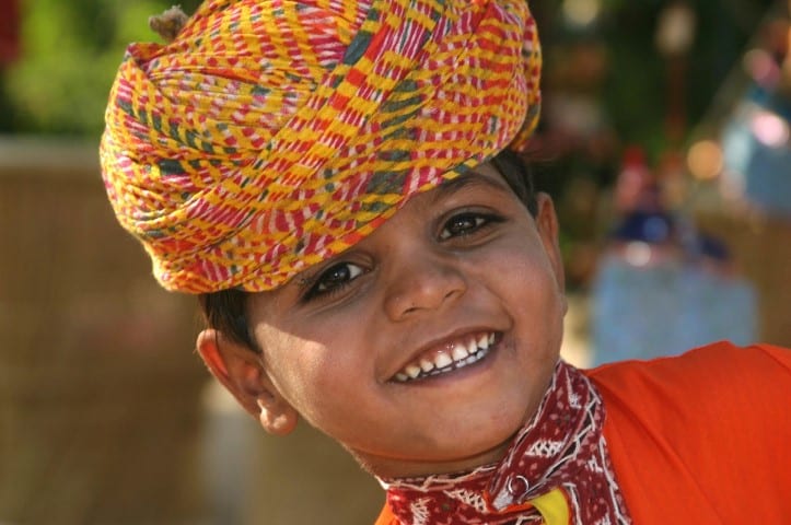 Petit indien tout sourire coiffé avec un joli turban