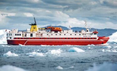 Sarfaq Ittuk, le bateau qui vous emmène à travers les magnifiques villages du Groenland.