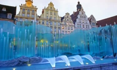 Vue sur les immeubles de la ville de Wrocla et ses jets d'eau