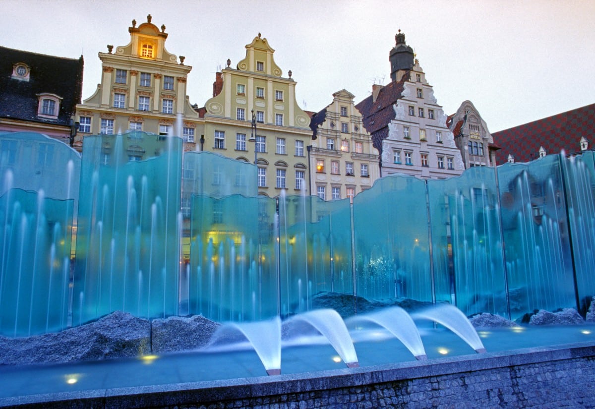 Vue sur les immeubles de la ville de Wrocla et ses jets d'eau
