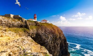 Excellete vue sur le phare perché sur les falaises de l'Algarve