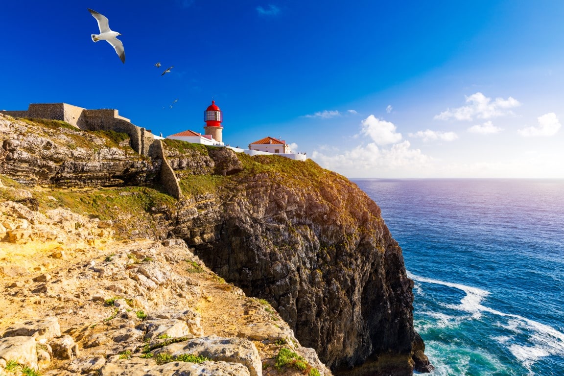 Excellete vue sur le phare perché sur les falaises de l'Algarve