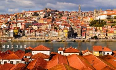 La merveilleuse ville de Porto avec ses toits rouges