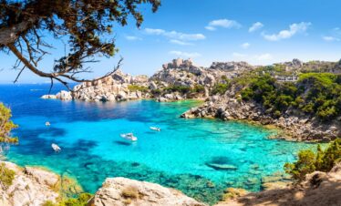 Un paysage à couper le souffle à Costa Smeralda : mer turquoise entourée de criques